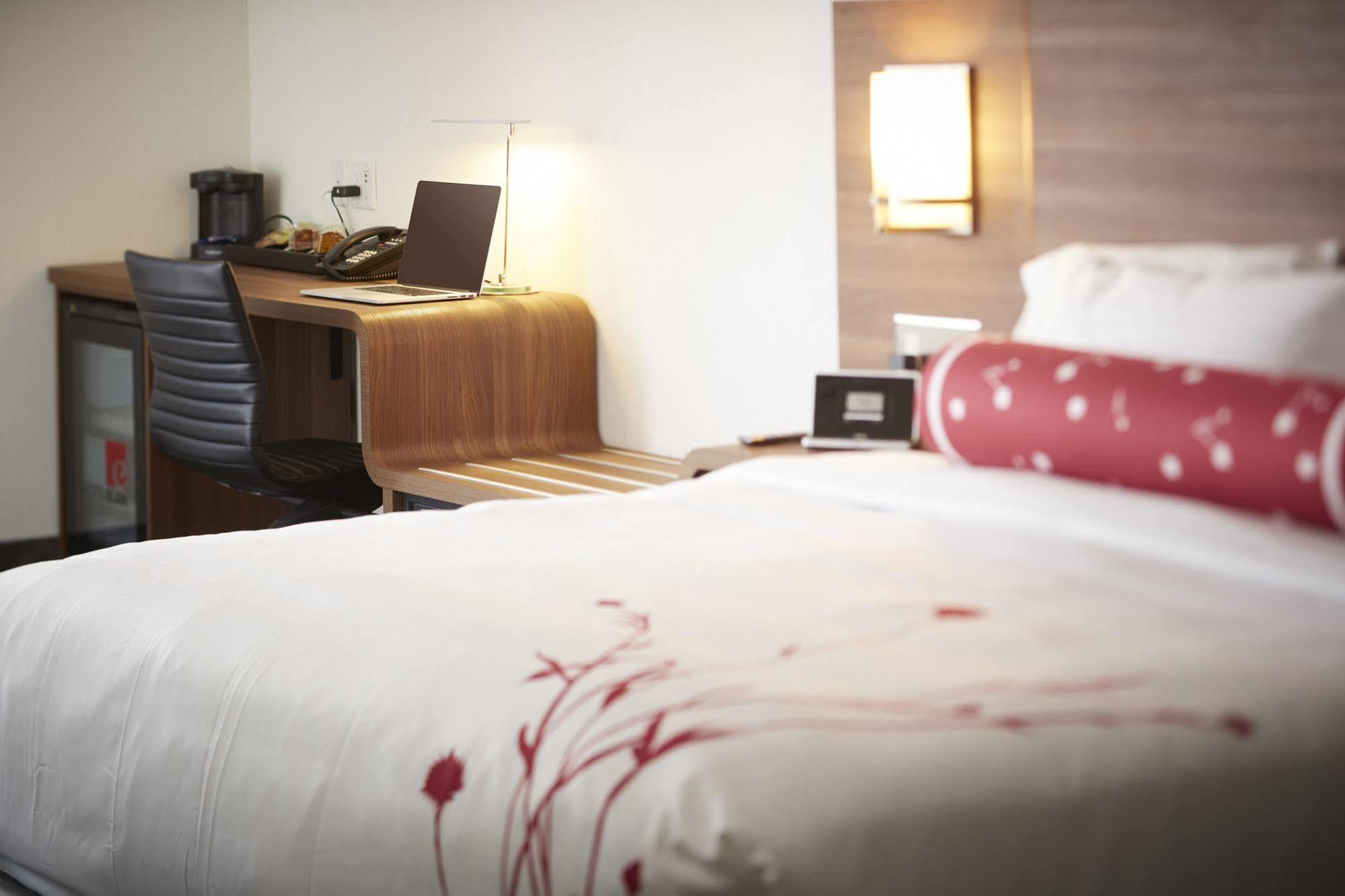 Hotel Elan YYC Dış mekan fotoğraf