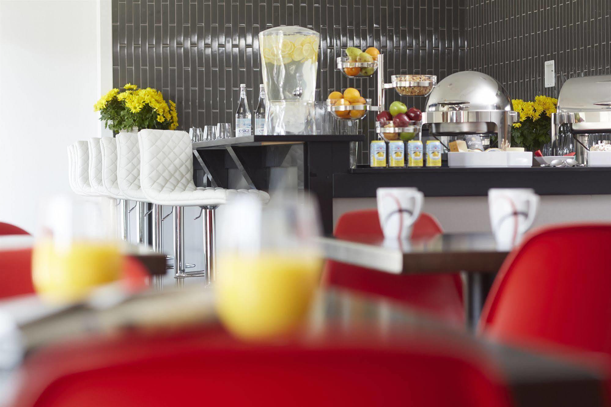 Hotel Elan YYC Dış mekan fotoğraf